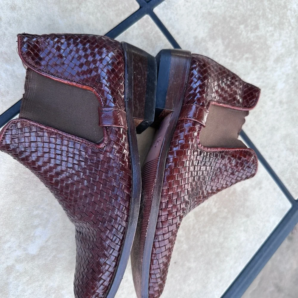 Joan & David Handcrafted brown Leather Footwear Size 6 Ladies ankle boots‎